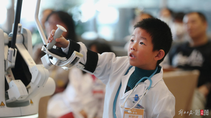 傅利叶机器人应用于就医场景，孩子们走进上海国际医学中心感受智能康复科技(图1)